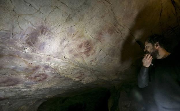 Una colonia de microorganismos amenaza una pintura de la cueva de El Castillo