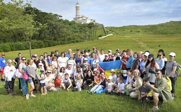 Casi 200 voluntarios retiran 'basuraleza' de 13 espacios naturales de Cantabria