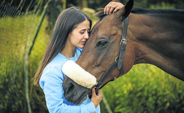 Julia Zambudio: «Extrañeza es el amor de mi vida»