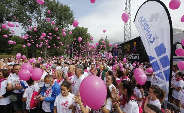 La marcha Luchamos por la Vida vuelve a llenar las calles de Los Corrales de solidaridad