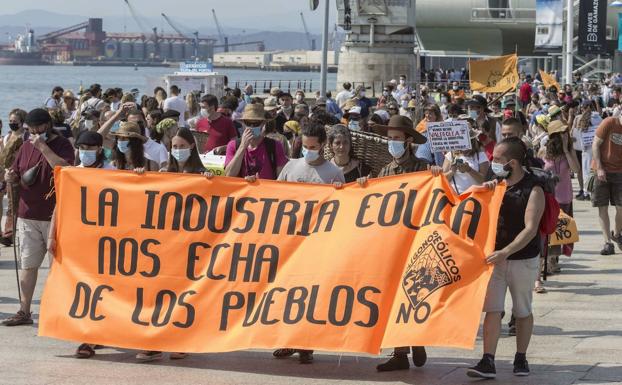 Convocan una gran movilización contra los eólicos el 25 de junio en Santander