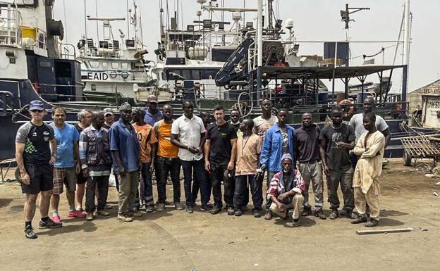 Los atuneros bloqueados en Dakar urgen ayudas al comisario europeo