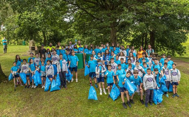 Escolares de los Sagrados Corazones recogen 'basuraleza' por el Parque de La Pedrosa