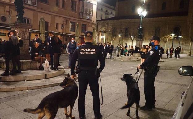 Más agentes, Policía a caballo y un helicóptero para mejorar la seguridad durante el verano