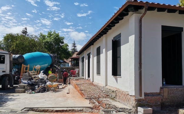 A punto de finalizar las obras del nuevo almacén para los operarios de limpieza en Comillas