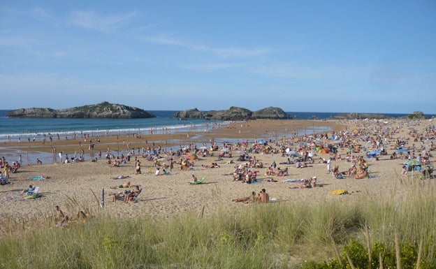 Un Policía Local de Noja salva la vida a un hombre en la playa de Ris