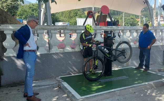Sámano habilita tres puntos de lavado y autorreparación de bicicletas