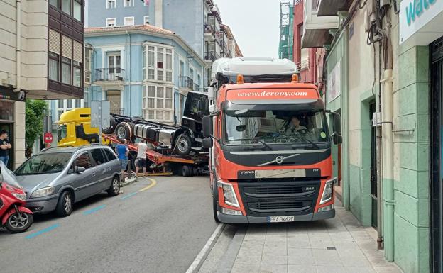 Un tráiler polaco atasca la calle Cisneros de Santander