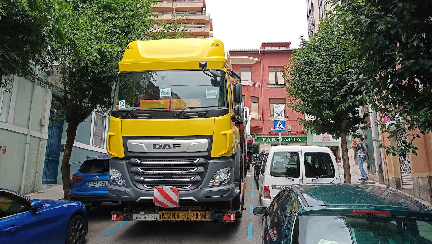 Un trailer atasca la calle Cisneros de Santander