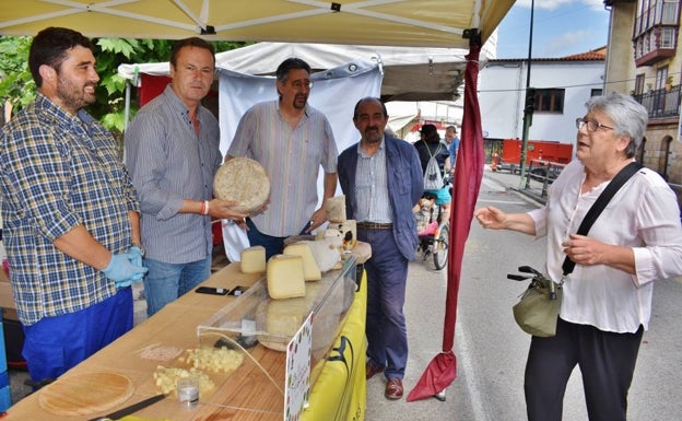 Blanco aboga en Los Corrales por el producto de proximidad por ser «garantía de calidad y excelencia»