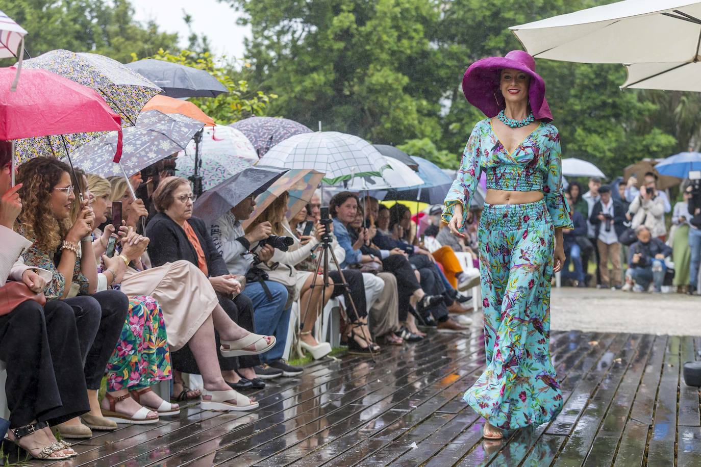 Las tendencias de la moda de verano bajo la lluvia en Las Carolinas