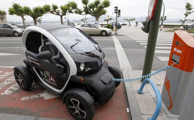 El nuevo carné habilita a 11.200 jóvenes de 16 y 17 años a conducir coches de hasta 90 km/h