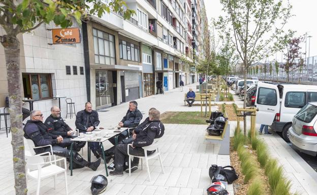 Liada vecinal con una piscina portátil: los bomberos tienen que entrar en la casa y vaciarla