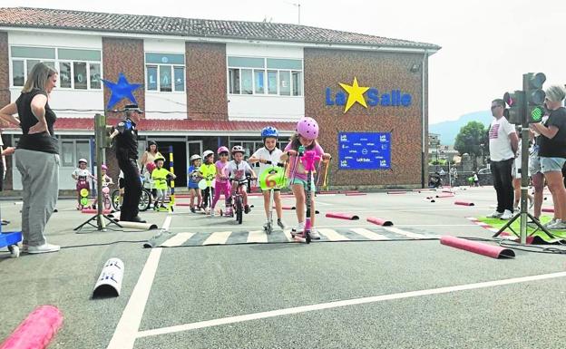 Los niños de Los Corrales nos dan el alto en carretera