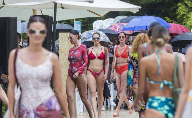 Desfile bajo una lluvia de verano