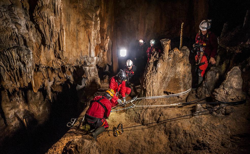 Aparece un «extraordinario» conjunto de restos visigodos en la cueva de La Garma