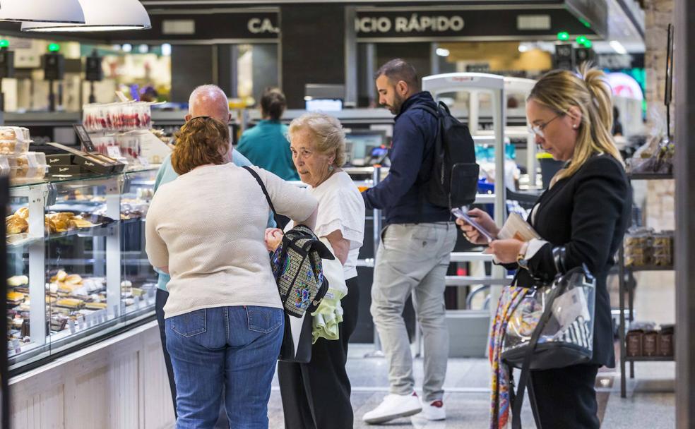 La mascarilla pierde fuerza: «Cada vez la lleva menos gente»