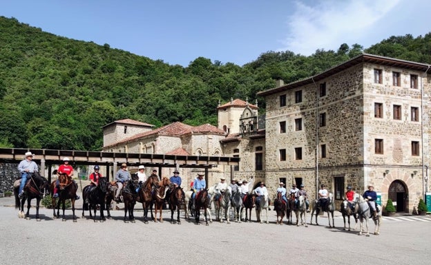 Dieciocho jinetes de México recorren a caballo el Camino Lebaniego