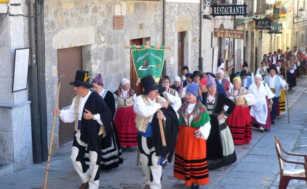Los trajes regionales de Cantabria tomarán Laredo el próximo domingo