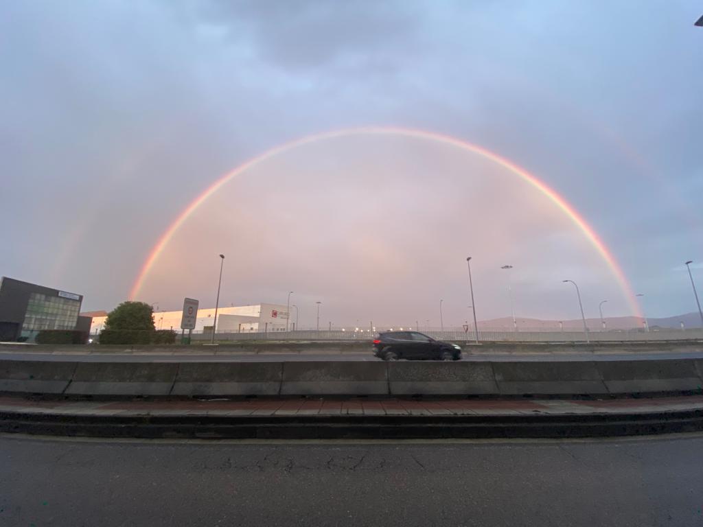 Un arcoíris perfecto para despedir el día más largo del año en Santander