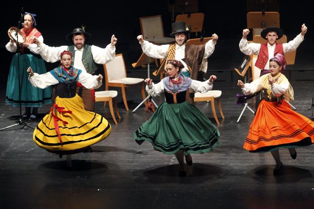 El estreno de la escenificación 'Vestir a la novia' se suma a la Gala del Folclore