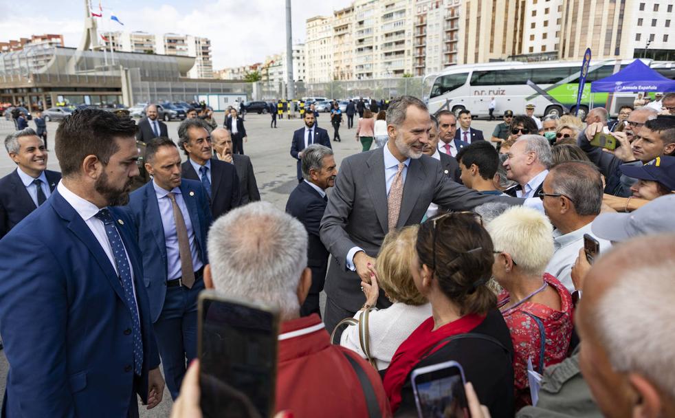 Una mañana en Santander: paneles caídos y «¡Viva el Rey!»