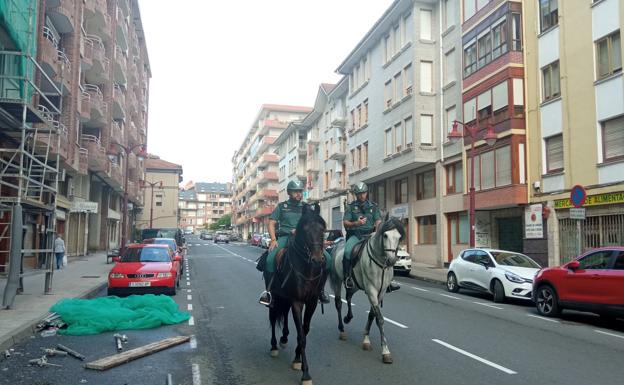 Sorpresa en Laredo por las patrullas de la Guardia Civil a caballo