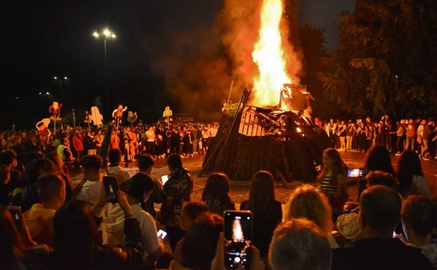 Los Corrales presume de glorieta dedicada a la hoguera de San Juan