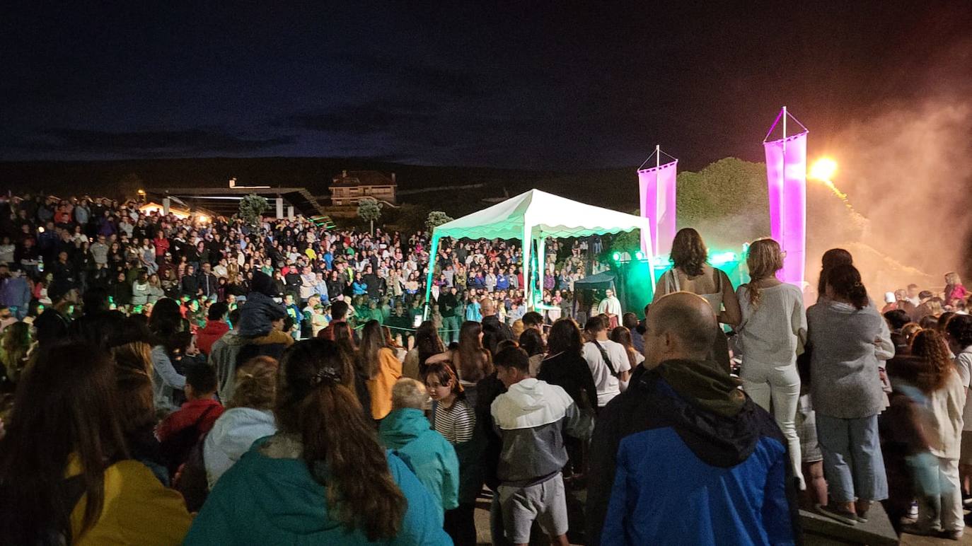 Fuego y fiesta en la playa de San Juan de la Canal