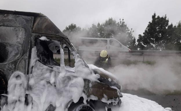 Arden tres coches en Piélagos y una furgoneta en la carretera de Liérganes