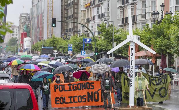 Las plataformas 'antieólicas' de Cantabria salen en defensa de «un medio rural vivo»