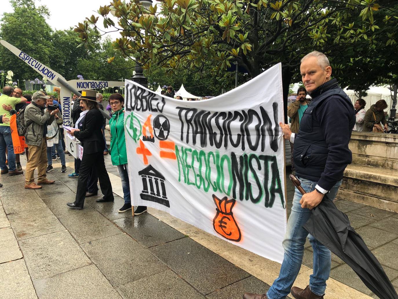 La manifestación en Santander contra los eólicos, en imágenes