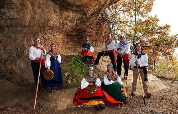 La fiesta del folcore cántabro llega al Palacio de Festivales con un guiño a Ucrania