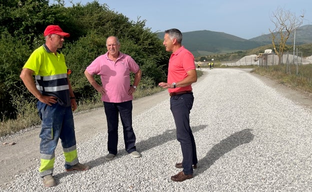 Campoo de Enmedio repara la pista que lleva al cementerio municipal