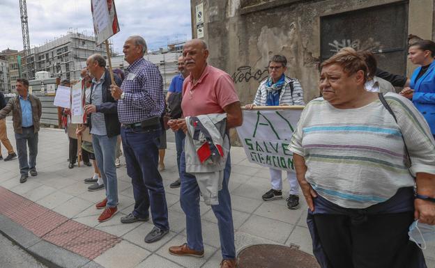 Los vecinos de Voto reclaman mejoras en sanidad ante la sede del Parlamento