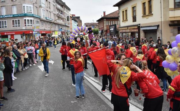 Las peñas sanjuaneras demuestran su tirón en las celebraciones patronales de Los Corrales