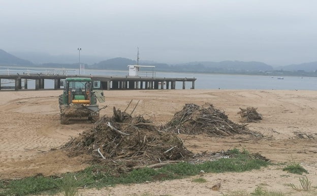 El PP denuncia que el expediente de limpieza y mantenimiento de playas continúa en tramitación