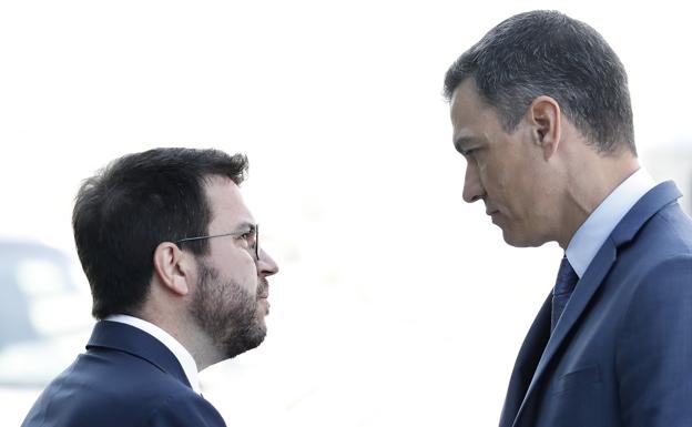 Sánchez y Aragonès se ven las caras este lunes sin fecha de reunión ni para la mesa