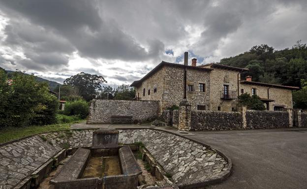 Villaescusa reparte banderas para promocionar La Concha como Pueblo de Cantabria