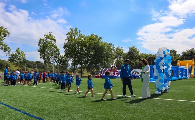 Gran fiesta acuática para clausurar el deporte base en Comillas