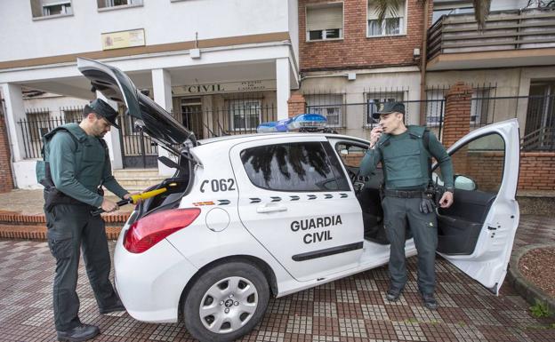 Tres detenidos por robar dos mil kilos de latón y siete contenedores de basura metálicos en Camargo