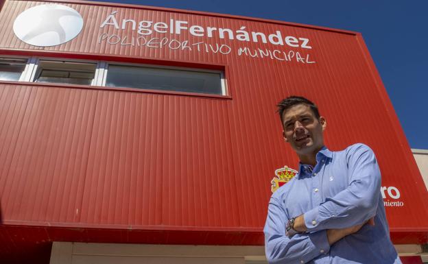 El deportista internacional Ángel Fernández ya da nombre a un pabellón de El Astillero