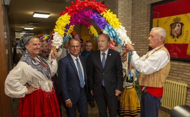 Reconocimiento al expresidente de la Cámara de Comercio de Torrelavega, Fernández Rincón