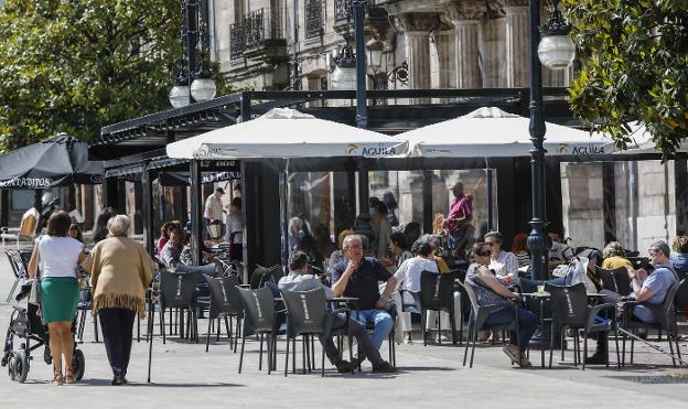 Los hosteleros de Torrelavega se oponen a la ordenanza precovid para preservar sus terrazas