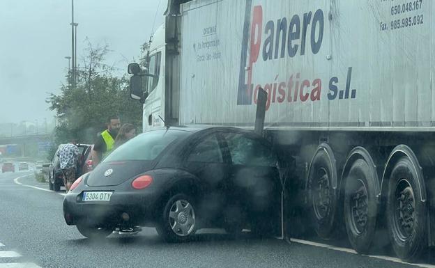 Aparatoso accidente entre un coche y un camión en la A-67 a la altura de Santa Cruz de Bezana