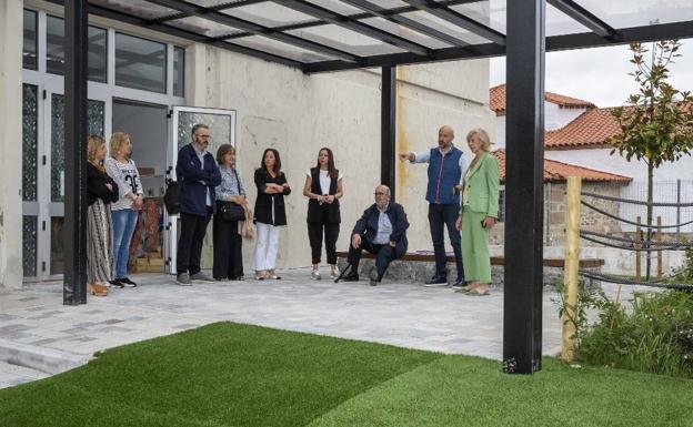 Puente Viesgo cambia el hormigón del patio del colegio de Vargas por una zona ajardinada