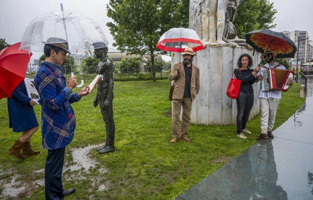 La cabalgata poética 'En Santander leen hasta las piedras' sirve de preámbulo a la Feria del Libro