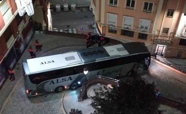 Otro autobús atascado en la rampa Sotileza... Ni para adelante ni para atrás a las tres de la mañana