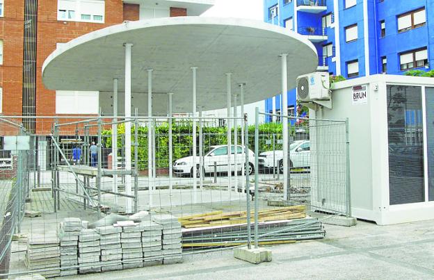 Suances inicia un verano marcado por las obras del frente marítimo y de la oficina de turismo