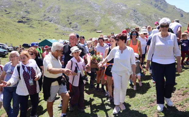 Cientos de devotos celebran en Áliva la fiesta de la Virgen de la Salud